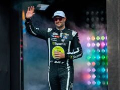 Shane van Gisbergen នៅតែជាកីឡាករផ្លូវ NASCAR ជាមួយនឹងជ័យជម្នះរបស់ Watkins Glen ពីបង្គោល