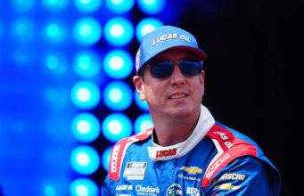দুইবারের NASCAR চ্যাম্পিয়ন কাইল বুশ গুরুতর অসুস্থ হয়ে হাসপাতালে ভর্তি হয়েছেন, পরিবার বলছে