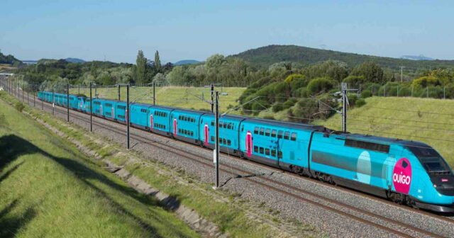 1779869190_un-tgv-bloque-en-pleine-canicule-elle-ouvre-une-issue-de-secours-et-ecope-d-une-grosse-amende.jpg