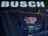 দুইবারের NASCAR চ্যাম্পিয়ন কাইল বুশ ইন্ডিয়ানাপলিস 500 এর আগে এবং চলাকালীন শ্রদ্ধা নিচ্ছেন