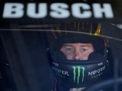 দুইবারের NASCAR চ্যাম্পিয়ন কাইল বুশ ইন্ডিয়ানাপলিস 500 এর আগে এবং চলাকালীন শ্রদ্ধা নিচ্ছেন