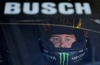 দুইবারের NASCAR চ্যাম্পিয়ন কাইল বুশ ইন্ডিয়ানাপলিস 500 এর আগে এবং চলাকালীন শ্রদ্ধা নিচ্ছেন