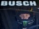 দুইবারের NASCAR চ্যাম্পিয়ন কাইল বুশ ইন্ডিয়ানাপলিস 500 এর আগে এবং চলাকালীন শ্রদ্ধা নিচ্ছেন