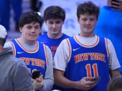 Spike Lee, Timothée Chalamet និងអ្នកគាំទ្រ Knicks ដែលមិនមែនជាតារាល្បី រីករាយនឹងជ័យជំនះ Game 3 នៅទីក្រុង Philadelphia