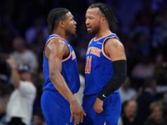 Knicks កប់ 76ers 144-114 នៅពីក្រោយរបាំង 3 ពិន្ទុនៅក្នុងហ្គេម 4 ត្រលប់មកវិញនៅវគ្គផ្តាច់ព្រ័ត្រ East សម្រាប់ឆ្នាំទី 2 ជាប់ៗគ្នា។