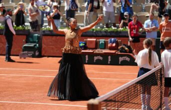 Roland-Garros-এ ওয়াক-অন পোশাকে নাওমি ওসাকার ফ্যাশনের স্বাদ আবারও স্পটলাইটে