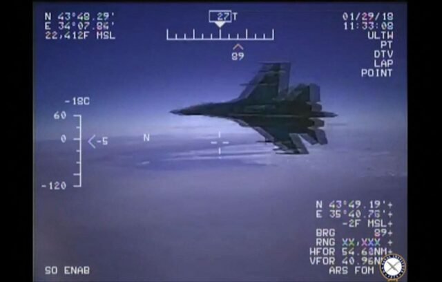 https3A2F2Fimg.20mn.fr2FsNXu0qI5RjuW2V-8GPPc_ik2F1444x920_un-avion-russe-su-27-apparait-sur-une.jpeg