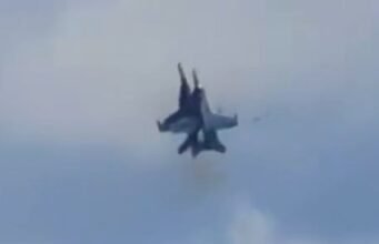 দুটি মার্কিন নৌবাহিনী EA-18 গ্রোলার ইলেকট্রনিক যুদ্ধ বিমান বিক্ষোভের সময় সংঘর্ষে পড়ে