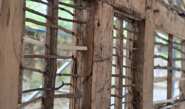 121 টি প্যানেল হ্যাজেল শাখা ব্যবহার করে বোনা হয়েছিল। ছবি অ্যামেলি লেকোয়ার