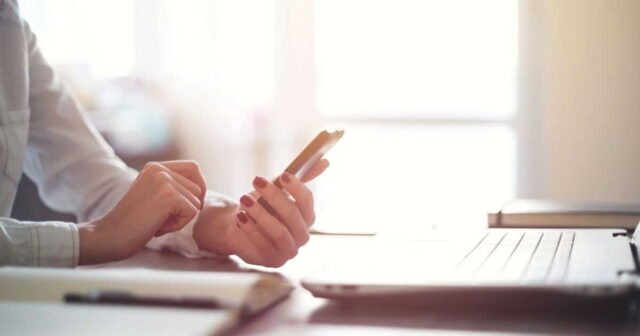 1781454812_licencie-pour-avoir-envoye-des-sms-a-sa-femme-enceinte-votre-employeur-peut-il-interdire-votre-telep.jpeg
