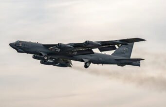 মার্কিন যুক্তরাষ্ট্র। মার্কিন সেনাবাহিনীর B-52 বোমারু বিমান ক্যালিফোর্নিয়ায় উড্ডয়নের পর বিধ্বস্ত হয়েছে