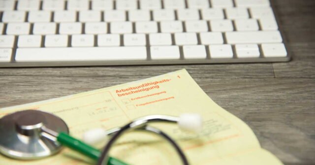 1781577330_apres-un-an-et-demi-d-arret-maladie-elle-decouvre-qu-elle-est-licenciee-et-gagne-en-justice.jpg