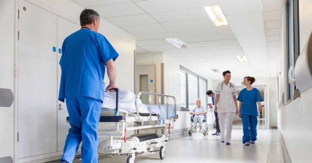 1781942441_infirmiers-60-000-postes-vacants-et-821-000-recrutements-d-ici-2050-les-pistes-pour-attirer-les-cand.jpeg