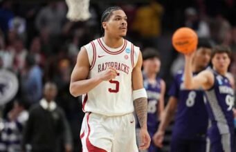 স্যাক্রামেন্টো কিংস 2026 NBA ড্রাফ্টে 7 নম্বর বাছাই সহ আরকানসাসের গার্ড দারিয়াস অ্যাকফ জুনিয়র, ডেট্রয়েট নেটিভ নির্বাচন করেছে