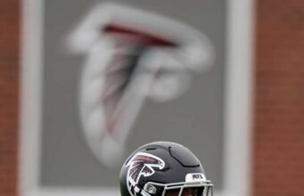 Falcons 3 বছরের, $54 মিলিয়ন চুক্তিতে সম্মত হয় যা কাইল পিটস সিনিয়রকে এনএফএল-এর সর্বোচ্চ-প্রদত্ত টাইট এন্ডগুলির মধ্যে একটি করে তোলে