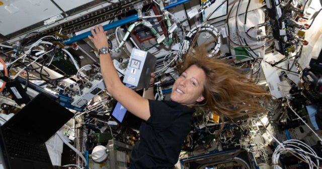 comment-se-lave-t-on-les-cheveux-dans-l-espace-l-astronaute-sophie-adenot-fait-le-buzz-avec-sa-demo.jpeg