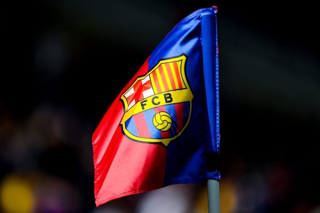 কোণার পতাকায় একটি FC বার্সেলোনার ব্যাজ
