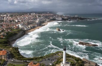 Pyrénées-Atlantiques. বিয়ারিটজের একটি সৈকতের কাছে পাহাড়ের একটি অংশ ধসে পড়েছে, দুই ডুবুরি চেয়েছিলেন