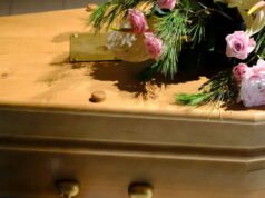 চাপের মধ্যে অন্ত্যেষ্টিক্রিয়া বাড়িতে মৃতের আগমন সঙ্গে সম্মুখীন