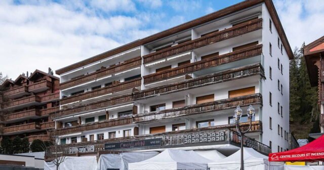 1783031112_la-mere-d-une-des-victimes-de-crans-montana-licenciee-au-motif-qu-elle-passe-trop-de-temps-a-l-hopit.jpeg
