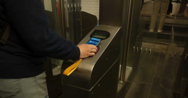 1783116696_le-navigo-annuel-arrive-sur-smartphone-mais-il-faudra-encore-attendre-sur-iphone.jpg