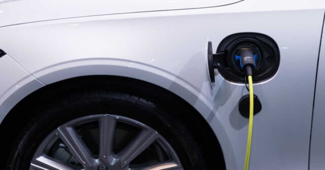 1783213288_depart-en-vacances-allez-vous-devoir-attendre-pour-recharger-votre-voiture-electrique-sur-la-route.j.jpeg