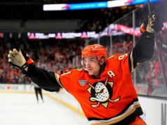 Anaheim Ducks লিও কার্লসনকে রাখে, তরুণ কেন্দ্রের জন্য Flyers এর $90 মিলিয়ন অফারের সাথে মিলে যায়