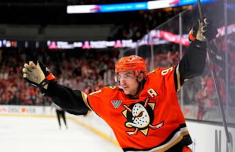 Anaheim Ducks লিও কার্লসনকে রাখে, তরুণ কেন্দ্রের জন্য Flyers এর $90 মিলিয়ন অফারের সাথে মিলে যায়