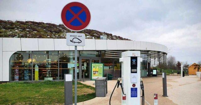 1784109390_aires-d-autoroute-pourquoi-les-prix-sont-ils-si-chers-et-comment-economiser-sur-la-route-des-vacance.jpeg