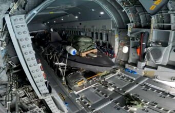 রয়্যাল নেভি একটি A400M থেকে তার K3 SCOUT ড্রোন নামিয়েছে, যা বিশ্বের প্রথম সমুদ্রে