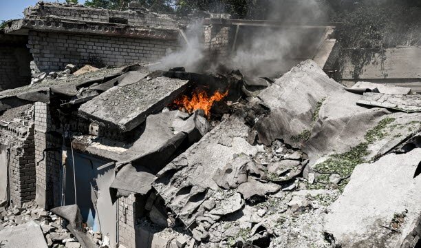 সোমবার ইউক্রেনে রুশ বোমা হামলায় অন্তত আটজন নিহত এবং প্রায় চল্লিশজন আহত হয়েছে। ছবি সিপা/দিমিত্রো স্মোলিয়ানকো 