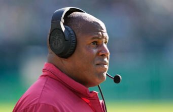 চিফস কমান্ডার এরিক বিয়েনিমির স্ত্রী তাদের ভার্জিনিয়া বাড়িতে গুলিবিদ্ধ হওয়ার পরে হাসপাতালে ভর্তি হয়েছেন, ইএসপিএন রিপোর্ট করেছে