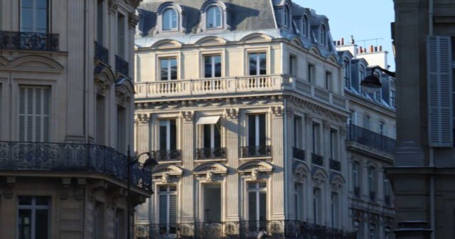 1785343772_immobilier-ancien-au-ralenti-pourquoi-acheter-maintenant-plutot-qu-attendre.jpg