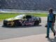 NASCAR রোলিং স্টোনসের সাথে সহযোগিতার জন্য তার 3 জন কনিষ্ঠ ড্রাইভার ব্যবহার করে