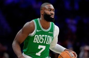 Jaylen Brown এখনও খুঁজে বের করছেন কিভাবে তিনি 76ers এর সাথে একটি অত্যাশ্চর্য বাণিজ্যের পরে একজন প্রাক্তন বোস্টন সেল্টিক হয়েছিলেন