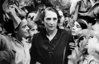 Dolores Ibarruri, Pasionaria সব ফ্রন্টে