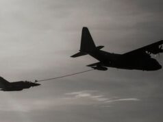 এয়ার ফোর্স অ্যান্ড অফ স্পেস KC-130J হারকিউলিস দ্বারা মিরাজ 2000D-এর রাতের ফ্লাইট রিফুয়েলিং বৈধ করে