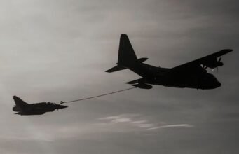 এয়ার ফোর্স অ্যান্ড অফ স্পেস KC-130J হারকিউলিস দ্বারা মিরাজ 2000D-এর রাতের ফ্লাইট রিফুয়েলিং বৈধ করে