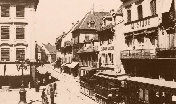 এখানে, 1885 সালে প্লেস দেস ভিক্টোরেস-এ রুয়ে ডু সাউভেজে বাষ্পীয় ট্রামওয়ে। কোম্পানি ট্রামওয়েজ মুলহাউসেন (টিএম) 21 জুন, 1884 সালে ভর্তুকি ছাড়াই তৈরি করা হয়েছিল। ডকুমেন্ট মুলহাউস পাবলিক ট্রান্সপোর্ট (TCM)