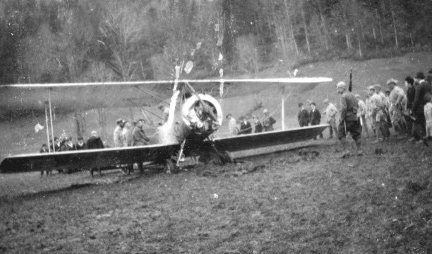 এপ্রিল 14, 1917, ইঞ্জিনের ব্যর্থতার কারণে একটি বিমান ক্রুথে অবতরণ করতে বাধ্য হয়েছিল। তিনি ফ্রাইবার্গে বোমা হামলাকারী তিনটি স্কোয়াড্রনের অংশ ছিলেন। ছবি দেওয়া হয়েছে