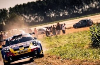 অটো। Sébastien Loeb একটি পোর্শের চাকায় তার প্রথম সমাবেশের জন্য, শার্লেমেনে একটি শোতে অংশ নিয়েছিলেন
