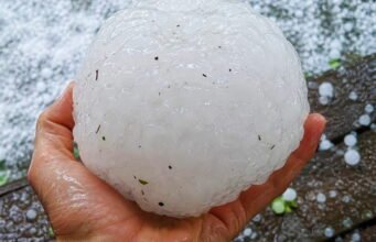 বৃহস্পতিবার 20,000 টিরও বেশি বজ্রপাতের ঘটনা রেকর্ড করা হয়েছে, যা 2026 সালের রেকর্ড