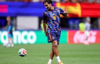 পিএসজির সঙ্গে আলোচনার পরও ক্লাবে থাকা বার্সেলোনার স্ট্রাইকারের সম্ভাবনা রয়েছে