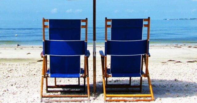 vol-a-la-plage-ces-objets-malins-et-pas-chers-pour-proteger-votre-telephone-quand-vous-vous-baignez.jpeg